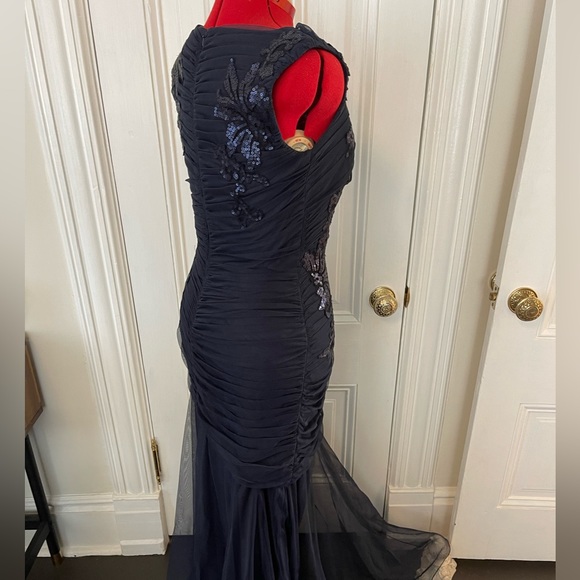 Tadashi Shoji evening gown - Picture 4 of 7